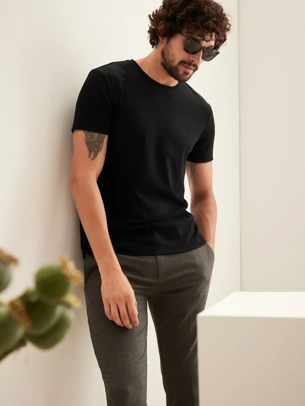 2/$30 Banana Republic Luxuy-Touch Crew-Neck T-Shirt Black Medium Tall #A2531